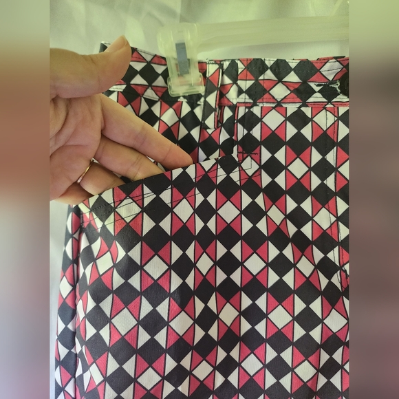 Nivo- Women's size 8- Golf Shorts- Pink, Black, White Geometric - Picture 4 of 14